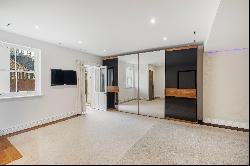 Two bedroom apartment in the illustrious Holland Park