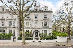 Two bedroom apartment in the illustrious Holland Park