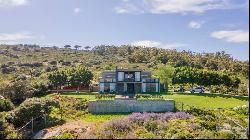 LUXURIOUS VINEYARD ESTATE WITH BREATHTAKING VIEWS IN STELLENBOSCH WINELANDS.