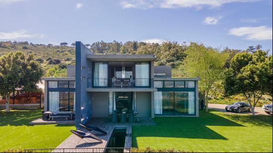 LUXURIOUS VINEYARD ESTATE WITH BREATHTAKING VIEWS IN STELLENBOSCH WINELANDS.