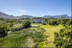 PARADISAL RESIDENCE ON SPRAWLING GROUNDS IN THE COVETED CONSTANTIA VALLEY.