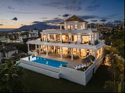 Spectacular family villa in the exclusive community of Los Flamingos