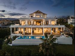 Spectacular family villa in the exclusive community of Los Flamingos