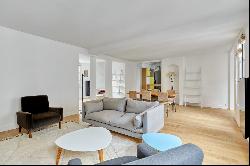 Paris 7th District – A three-bed apartment in good condition