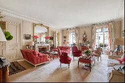 Paris 8th District – A sunny 5-bed apartment