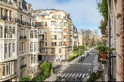 Paris 8th District – A sunny 5-bed apartment