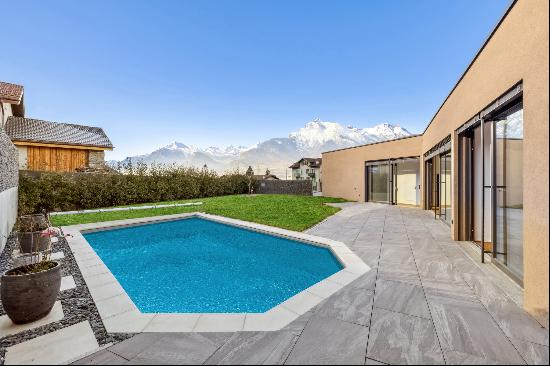 Single-storey detached housewith pool and jacuzzi