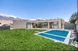 Single-storey detached housewith pool and jacuzzi