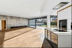 Single-storey detached housewith pool and jacuzzi