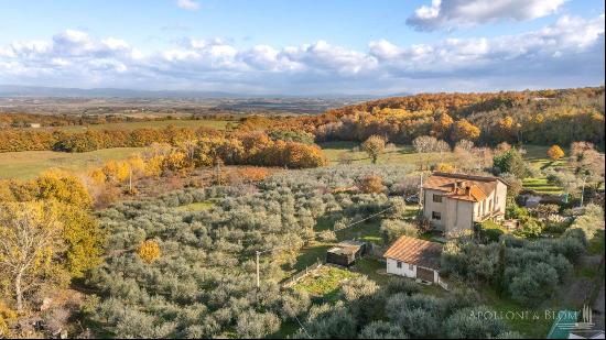 Three-story house, garden and olive grove, Montepulciano – Tuscany