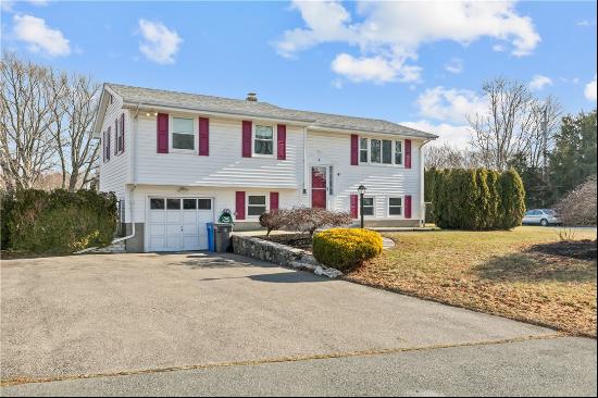 4 Weetamoe Road, Middletown RI 02842