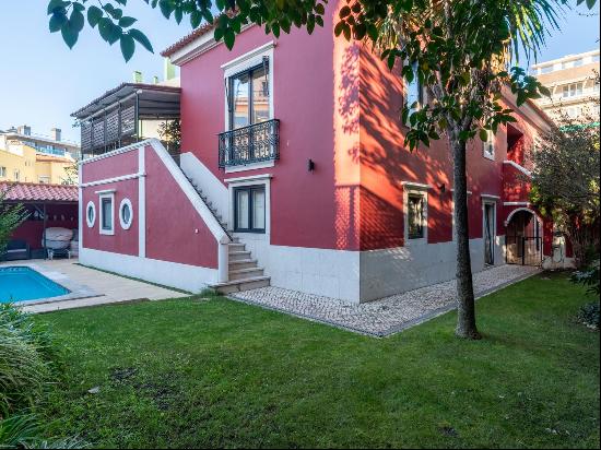 Beautiful 5-bedroom villa with garden, pool and garage in Lapa, Lisbon.