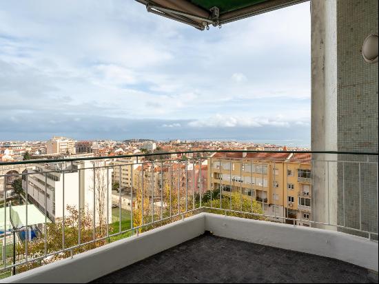 Beautiful 3-bedroom apartment with terrace and river view in Campo de Ourique, Lisbon.