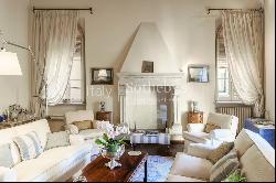 Elegant apartment with exclusive garden in a historic palace