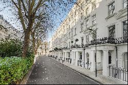 A voluminous triplex apartment on a beautiful garden square