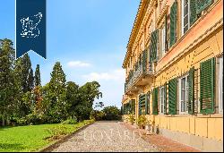 Elegant historical villa with a private park for sale in the heart of Tuscany