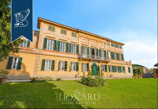 Elegant historical villa with a private park for sale in the heart of Tuscany