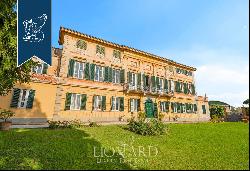 Elegant historical villa with a private park for sale in the heart of Tuscany