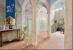 Elegant historical villa with a private park for sale in the heart of Tuscany