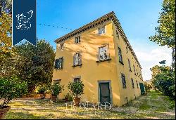 Historical 17th-century villa with an outbuilding, olive grove, orchard and park for sale 