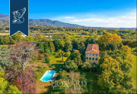 Historical 17th-century villa with an outbuilding, olive grove, orchard and park for sale 