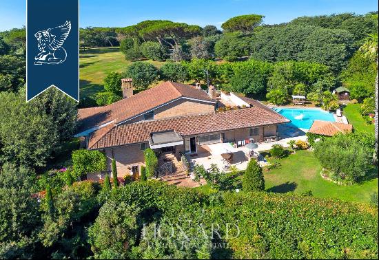 A majestic luxury villa is for sale with a big planted park and a swimming pool in the exc