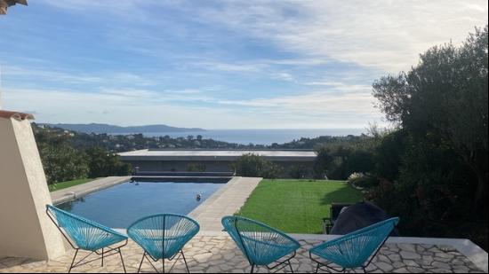 SOUGHT-AFTER ESTATE IN CAVALAIRE: RENOVATED VILLA WITH POOL and PANORAMIC SEA