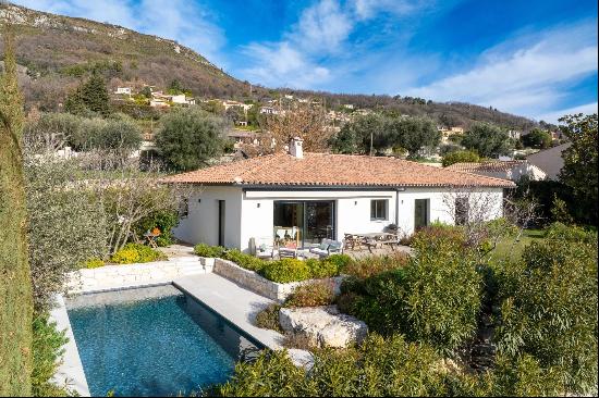 Single-storey house with flat landscaped garden and sea view