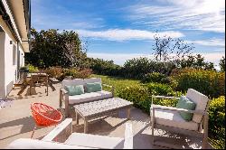 Single-storey house with flat landscaped garden and sea view