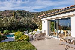 Single-storey house with flat landscaped garden and sea view