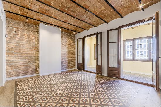 Renovated high floor apartment in a modernist building in Eixample Dreta