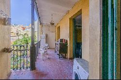 A gem just steps from Portal de l’Àngel: apartment to renovate with a terrace