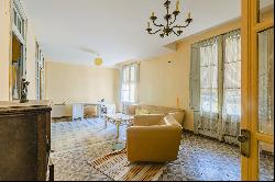 A gem just steps from Portal de l’Àngel: apartment to renovate with a terrace