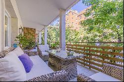 Spacious apartment with terrace and parking in the prestigious area of Turó Park