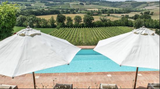 Renovated former farmhouse with pool, Montepulciano - Tuscany