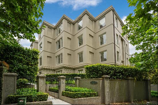 Top-Floor Parkside Living on Auckland Domain