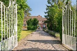 Unique ensemble of buildings with parkland in a prime location