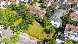 Unique ensemble of buildings with parkland in a prime location