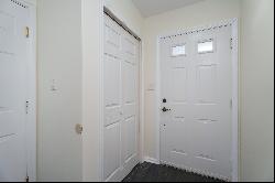 Fresh and Bright Windsor Haven Townhome Near Princeton Jct.