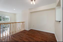 Fresh and Bright Windsor Haven Townhome Near Princeton Jct.