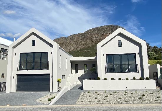 SENSATIONAL MODERN CONTEMPORARY 4 BEDROOM HOME IN FRANSCHHOEK