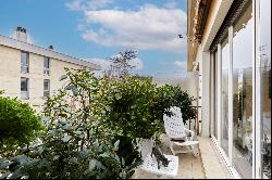 Neuilly-sur-Seine  -  A 2/3 bed apartment with a balcony