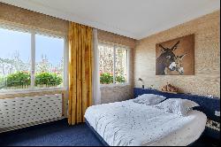 Neuilly-sur-Seine  -  A 2/3 bed apartment with a balcony