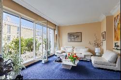 Neuilly-sur-Seine  -  A 2/3 bed apartment with a balcony