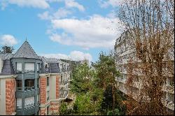 Neuilly-sur-Seine  -  A 2/3 bed apartment with a balcony