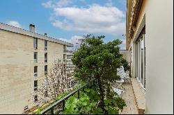 Neuilly-sur-Seine  -  A 2/3 bed apartment with a balcony