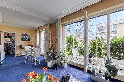 Neuilly-sur-Seine  -  A 2/3 bed apartment with a balcony