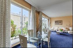 Neuilly-sur-Seine  -  A 2/3 bed apartment with a balcony