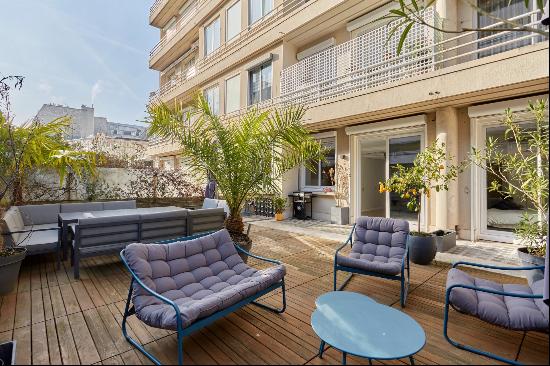 Paris 16th District - A 2-bed apartment with an extensive terrace