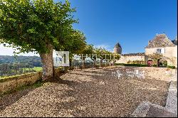 Near Saint-Emilion - Exceptional vineyard estate comprising a historic Chateau surrounded